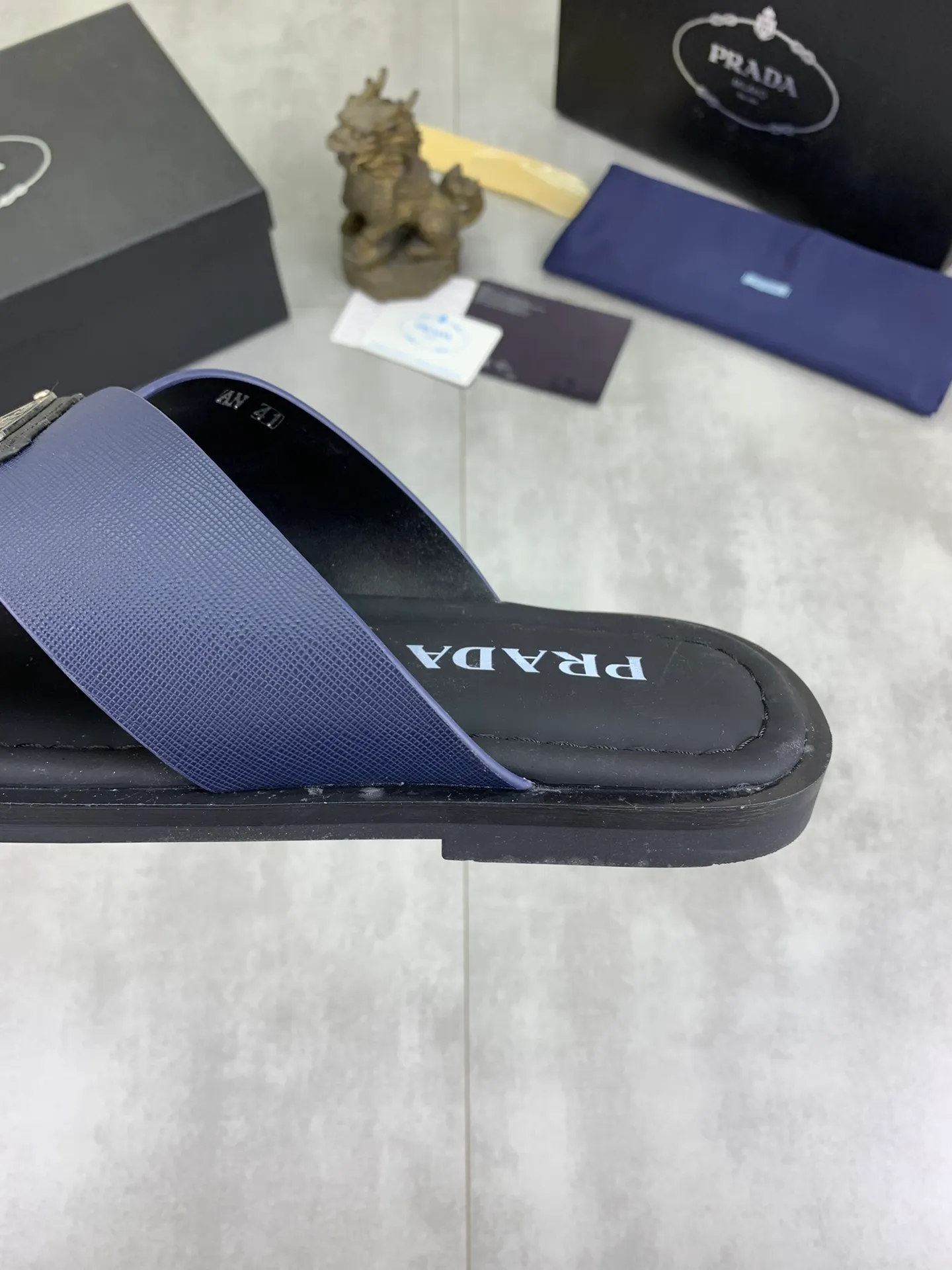 Men's shoes 💰P300💰【New style】🎁🎁🎁 PRADA Prada's new casual slippers, original official website 1:1, perfect workmanship, transmitting a kind of noble luxury, sublimating its definition of luxury in Prada's high-end extraordinary craftsmanship. Original combination outsole, code number: 38-44 (45 customized) 4️⃣colors🉑️ to choose from